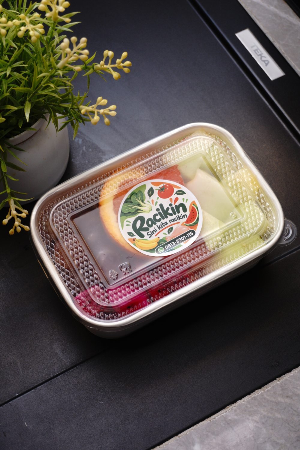 Kemasan buah potong Racikin dengan stiker merek